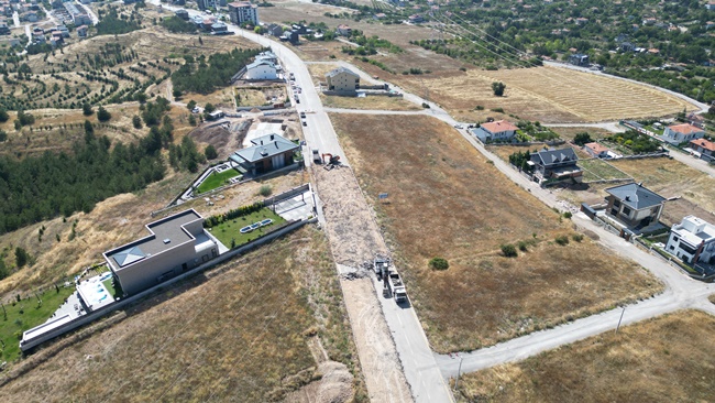 BELEDİYE GÜLKENT’TE YOL YENİLİYOR